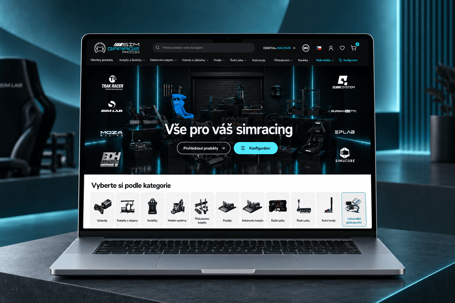 E-shop SimGarage na laptopu v moderním petrolejově modrém prostředí
