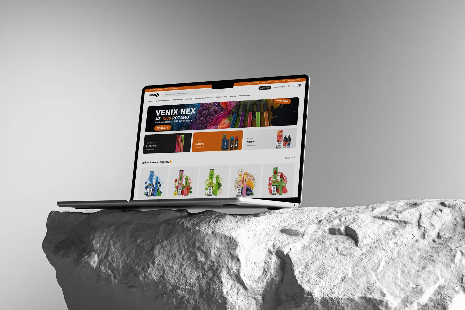E-shop Venixvape na míru zobrazený na notebooku
