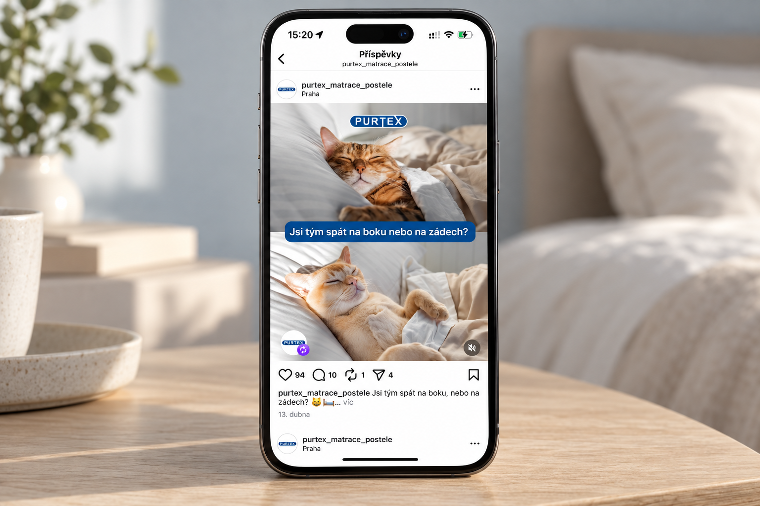 Instagram Purtex v telefonu na nočním stolku