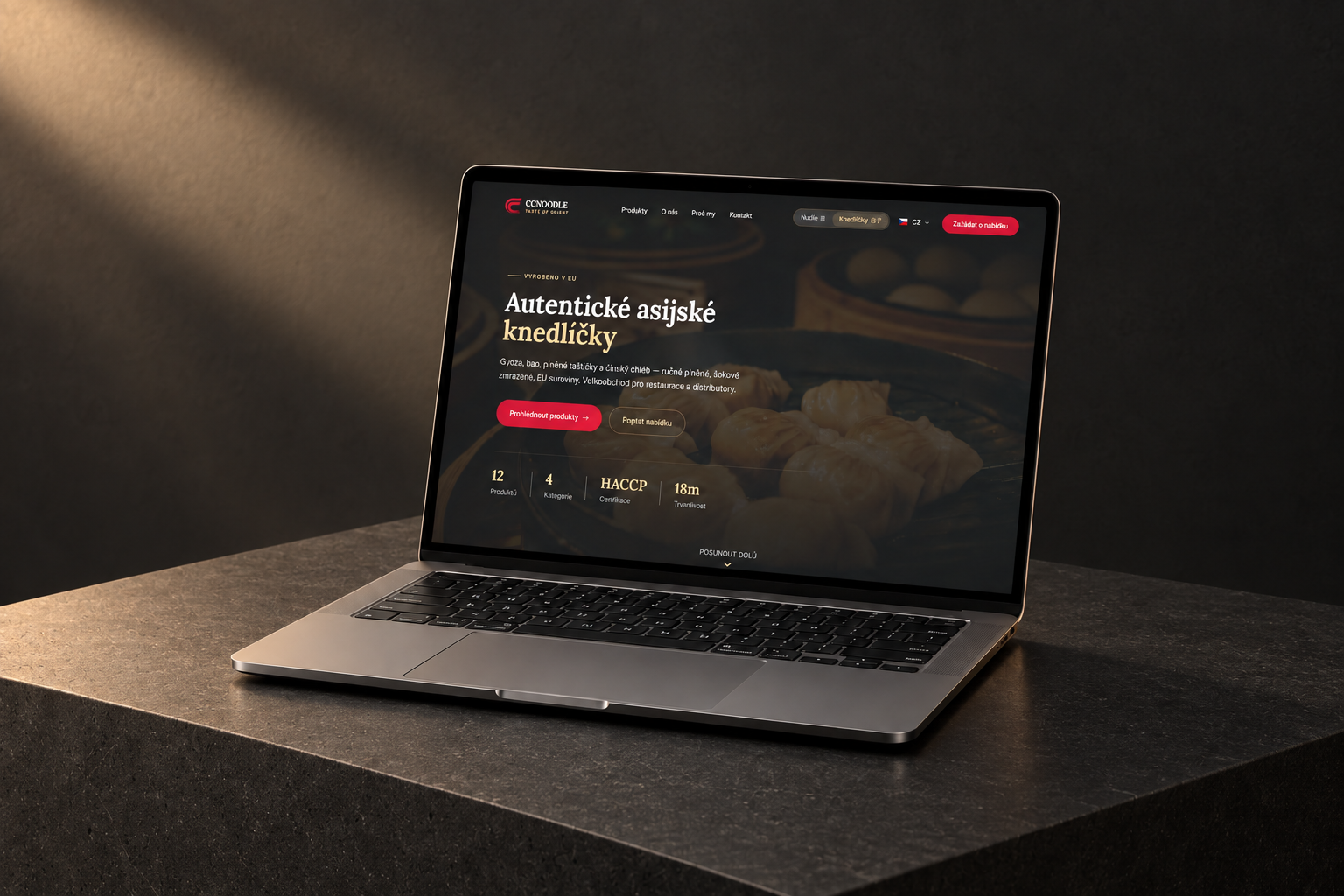 Web CC Noodle na laptopu na tmavém kamenném podstavci